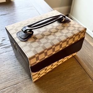 Bey Berk jewelry box! Beautiful condition, save big on this treasure.